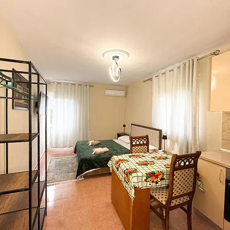 Shkodra Guest House & Trips